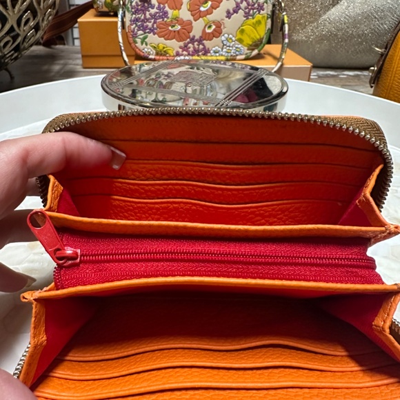 Dooney and Bourke Like New Zip around medium wallet! - Picture 5 of 8
